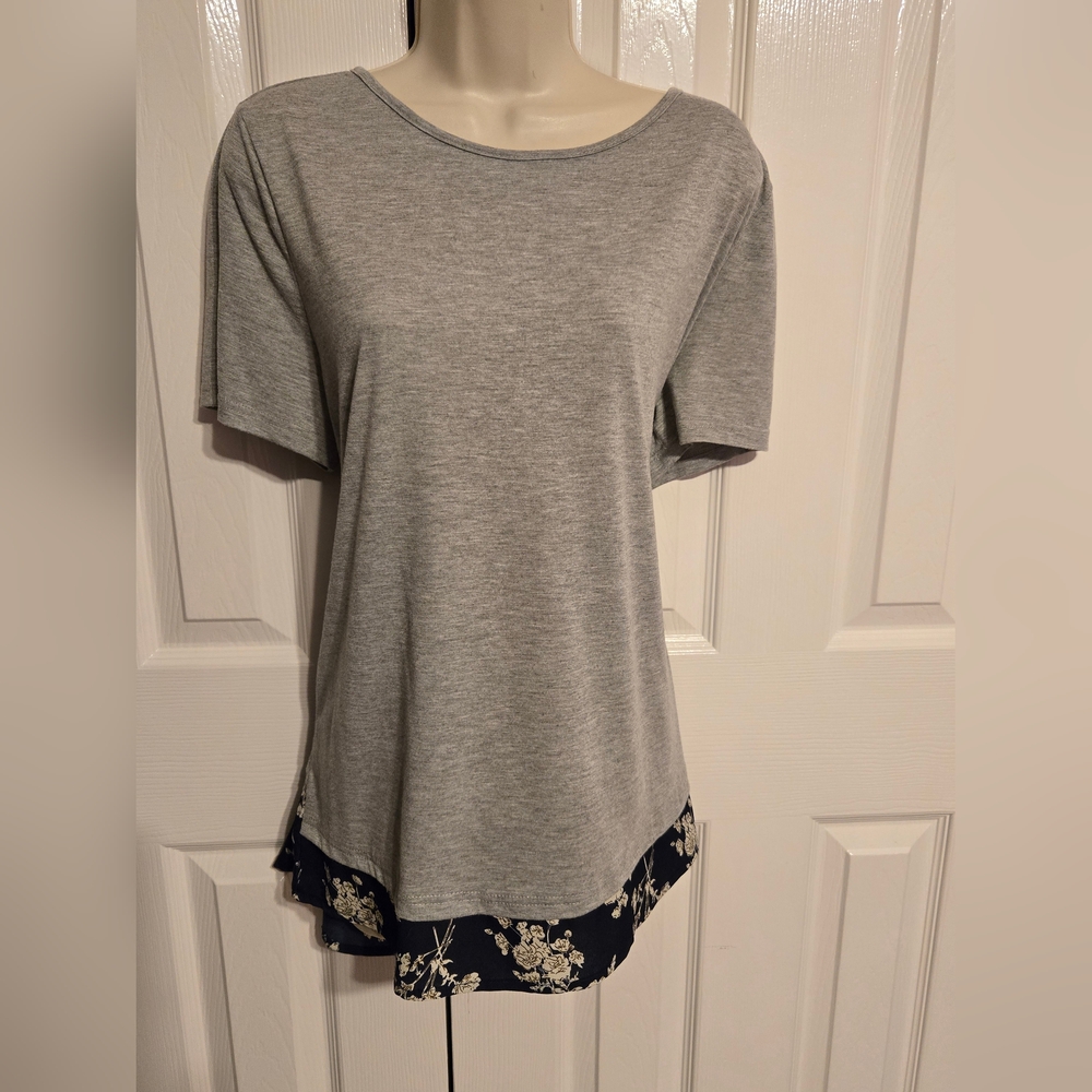 2015 Emery Rose brand blouse.  Gray Floral Hem Women's Top